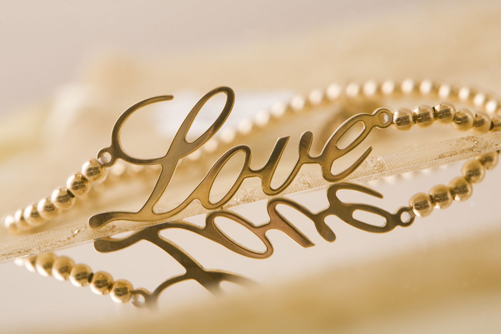 mkt a cutting gold letter love necklace
