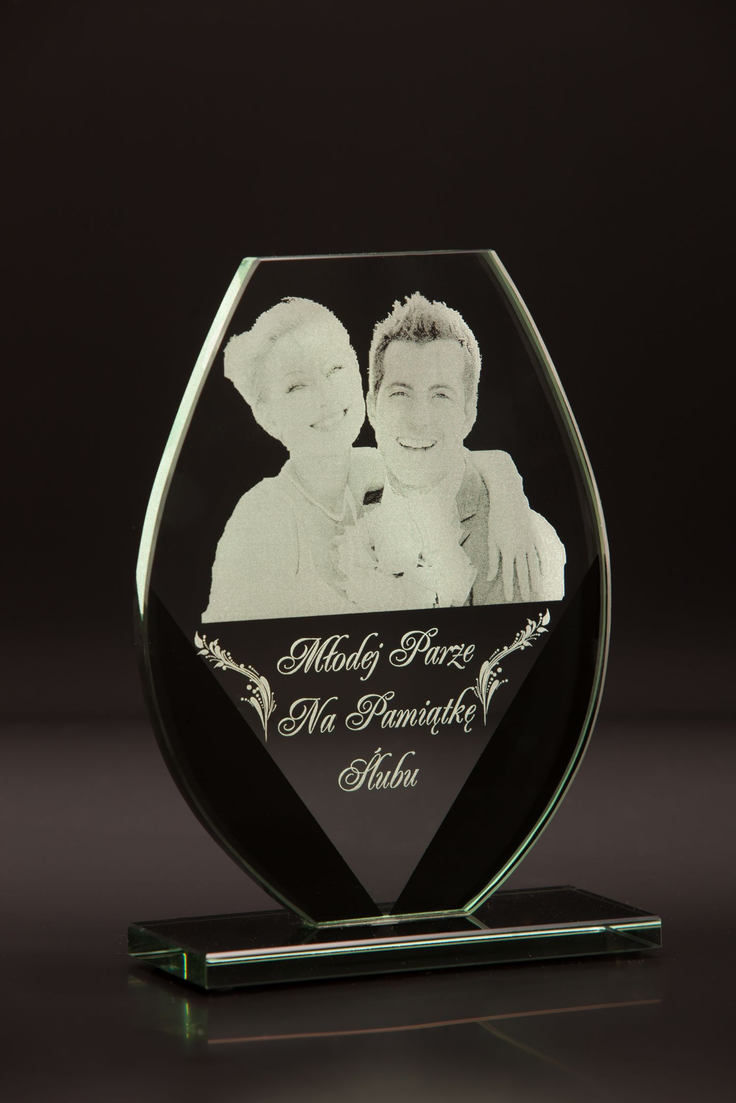 mkt a glass decoration couple